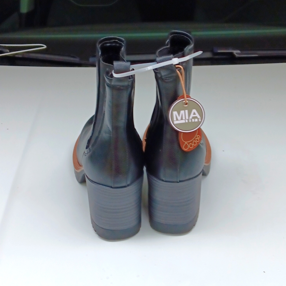 Boots - Picture 4 of 4